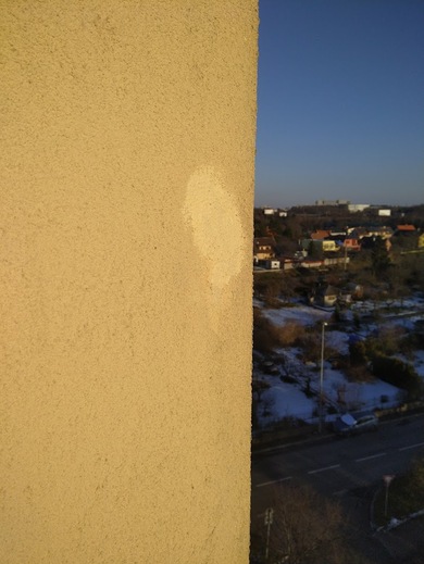 09 díra ve fasádě od ptaků datla strakapoud oprava zateplené.jpg