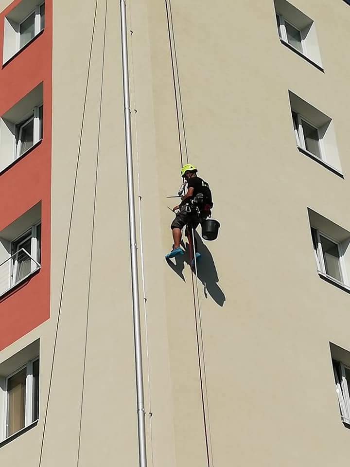 horolezcipraha.cz  otvor po strakapoudovi v zateplení